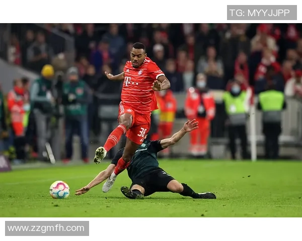 赫拉芬贝赫被姆伯莫放倒裁判判犯规却未出牌引发争议